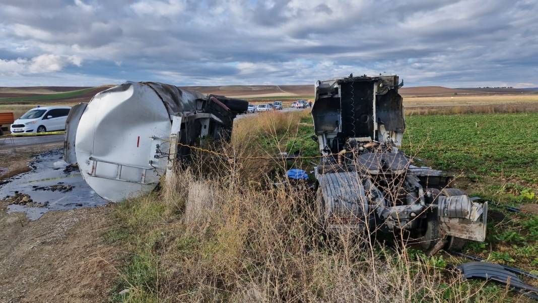 Çorum'da tarım işçilerini taşıyan minibüsle zift yüklü tanker çarpıştı: 1 ölü 18 yaralı 15